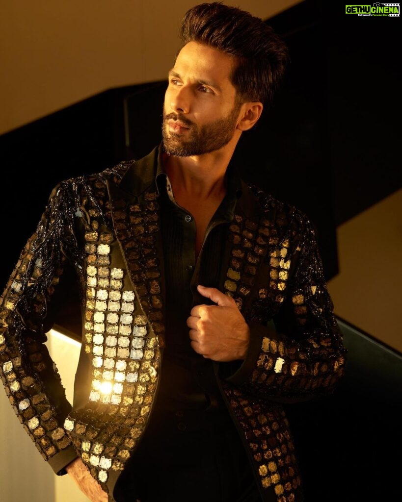 Shahid Kapoor Instagram - ̶B̶a̶c̶k̶ Black at it 🖤 Shot by: @mayank_mudnaney Makeup: @james_gladwin_ Makeup assistant: @mahendra.kanojia Hair by: @aalimhakim Hair assistant: @shahrukhshaikh9519 Outfit: @falgunishanepeacockindia @falgunipeacock @shanepeacock Style by: @theanisha Dressman: @thebombaydressman Managed by: @chanchal_dsouza Digital agency: @59thparallel Security: @parvez_pzee