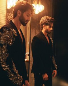 Shahid Kapoor Instagram - ROAR 

Shot by: @mayank_mudnaney 
Makeup: @james_gladwin_ 
Makeup assistant: @mahendra.kanojia 
Hair by: @aalimhakim
Hair assistant: @shahrukhshaikh9519 
Outfit: @gauravguptaofficial 
Style by: @theanisha 
Dressman: @thebombaydressman 
Managed by: @chanchal_dsouza 
Digital agency: @59thparallel 
Security: @parvez_pzee