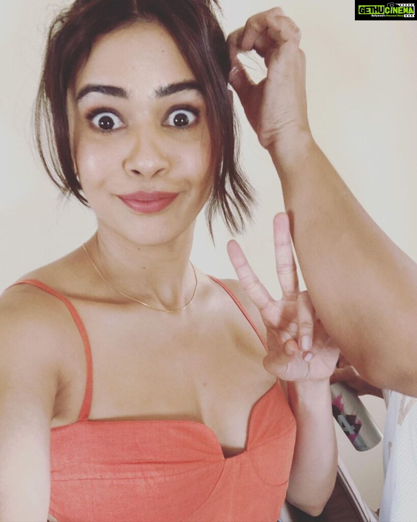 Shalmali Kholgade Instagram - An album of my WhatsApp selfies to friends + a picture my husband took of me post a show.. he laughed so hard he woke me up.. and since I’m such a giving person Il let you have a laugh too. You can thank me in the comments. Ok baaaai 👋