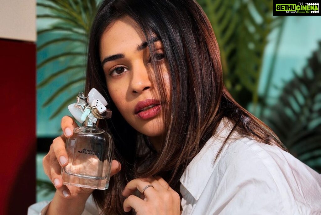 Shalmali Kholgade Instagram - I’m picky with my fragrances coz nothing trumps being my authentic self and I think I found exactly that with @marcjacobsfragrances ‘s new Perfect Eau De Toilette 🌺 #mjperfect #perfectasiam #perfume #newlaunch @tarzbeauty
