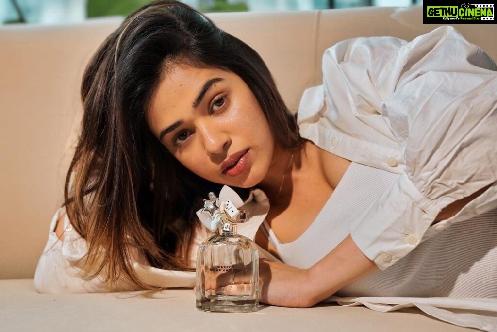 Shalmali Kholgade Instagram - I’m picky with my fragrances coz nothing trumps being my authentic self and I think I found exactly that with @marcjacobsfragrances ‘s new Perfect Eau De Toilette 🌺 #mjperfect #perfectasiam #perfume #newlaunch @tarzbeauty