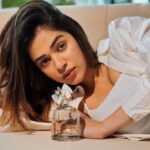 Shalmali Kholgade Instagram - I’m picky with my fragrances coz nothing trumps being my authentic self and I think I found exactly that with @marcjacobsfragrances ‘s new Perfect Eau De Toilette 🌺 #mjperfect #perfectasiam #perfume #newlaunch @tarzbeauty