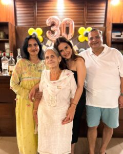 Shivshakti Sachdev Instagram - My Favourite Day of the Year 💜

What I am 30 Already? 

#birthday #30 #love #happy #blessed #familytime #friendship #life