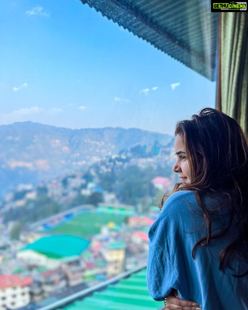 Shivshakti Sachdev Instagram - Are you a morning person? #peace #smile #sikkimtourism #gangtok #indiatravels