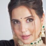Shivshakti Sachdev Instagram - Wedding Saga with SS Last Episode : Reception Outfit @truebrowns Hair @wink_with_a_wing Shot by @amit_dey_photography #fashionreels #receptionlook #blacksaree #sareelook #lovesaree