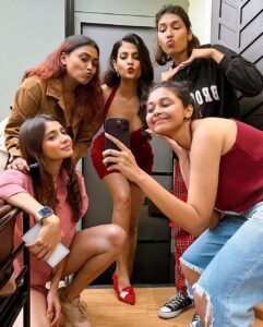 Shreya Dhanwanthary Instagram - एक गुलाबी शाम with #yummyamini 
.
@rajanddk @d2r_films @netflix_in @costumesbyneha @taskeen_c @jyoti.mandre_makeover @bazziinngaaa