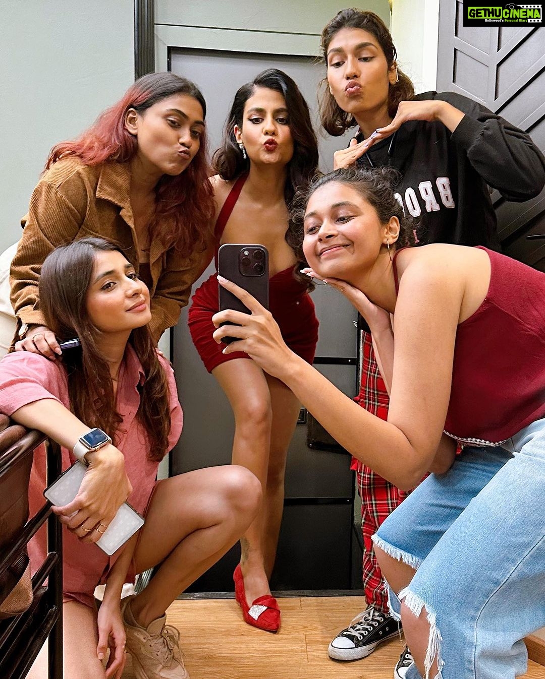 Shreya Dhanwanthary - 123.1K Likes - एक गुलाबी शाम with #yummyamini
.
@rajanddk @d2r_films @netflix_in @costumesbyneha @taskeen_c @jyoti.mandre_makeover @bazziinngaaa