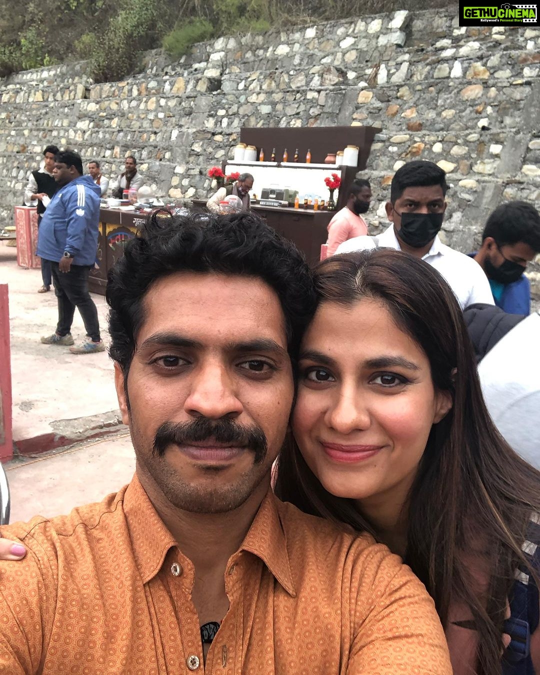 Shreya Dhanwanthary Instagram - Dekho! Woh aa gaya! Tipu!! (Also one of my favourite actors) & Bunty (one of my favourite people) & DK (my one and only) . @rajanddk @netflix_in @rajkummar_rao @dqsalmaan @gouravadarsh @tjbhanu @gulshandevaiah78 @iamsumankumar @sumitaroraa @poojagor @vipin.sta @jogimallang @thisisnilesdivekar @iammanujsharma @goutamsharmaa191 @gouravsharmaa191 @tanishqchaudhary_ @krishrao_official @suhanisethi_ @araham.sawant @d2r_films @amanpant02 @manishamakwana18 #satishkaushik