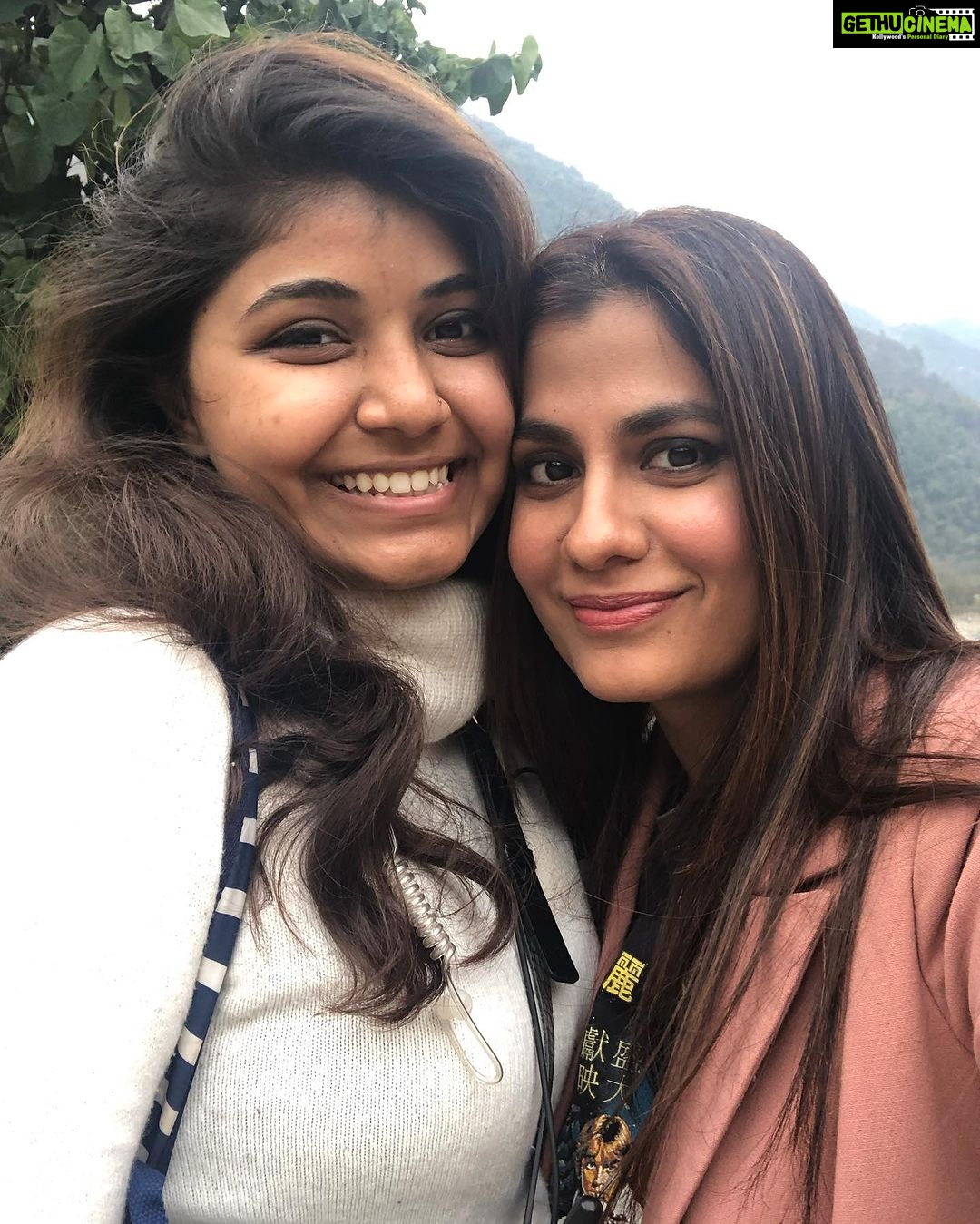 Shreya Dhanwanthary Instagram - When I set foot into Gulaabgunj . @rajanddk @netflix_in @rajkummar_rao @dqsalmaan @gouravadarsh @tjbhanu @gulshandevaiah78 @iamsumankumar @sumitaroraa @poojagor @vipin.sta @jogimallang @thisisnilesdivekar @iammanujsharma @goutamsharmaa191 @gouravsharmaa191 @tanishqchaudhary_ @krishrao_official @suhanisethi_ @araham.sawant @d2r_films @amanpant02 @manishamakwana18 #satishkaushik
