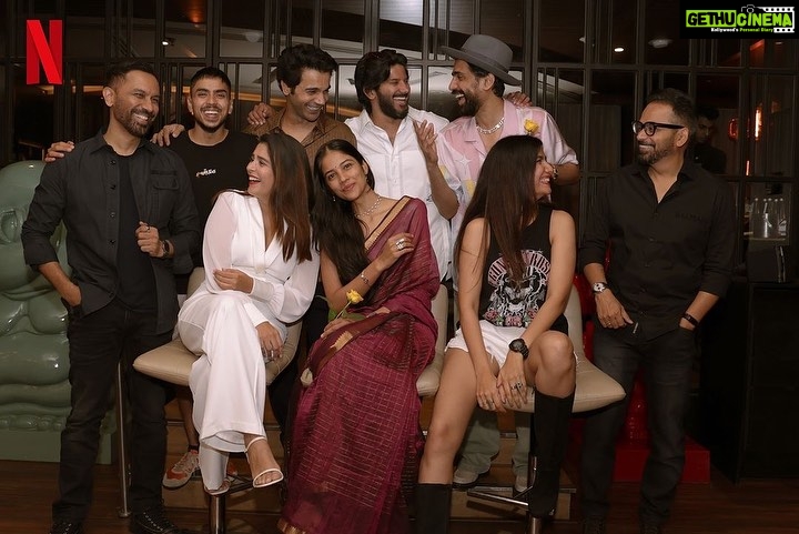 Shreya Dhanwanthary Instagram - All of the Guns and All of the Gulaabs! . Gulaabs are red, violets are blue, this star-studded gang is coming to see you! #GunsAndGulaabs, arrives August 18, only on Netflix 🤩 #GunsAndGulaabsOnNetflix @rajanddk @rajkummar_rao @gouravadarsh @tjbhanu @dqsalmaan @gulshandevaiah78 @iamsumankumar @sumitaroraa @poojagor @vipin.sta @jogimallang @thisisnilesdivekar @iammanujsharma @goutamsharmaa191 @gouravsharmaa191 @tanishqchaudhary_ @krishrao_official @suhanisethi_ @araham.sawant @d2r_films #SatishKaushik @manishamakwana18 @monika__shergill @tanyabami