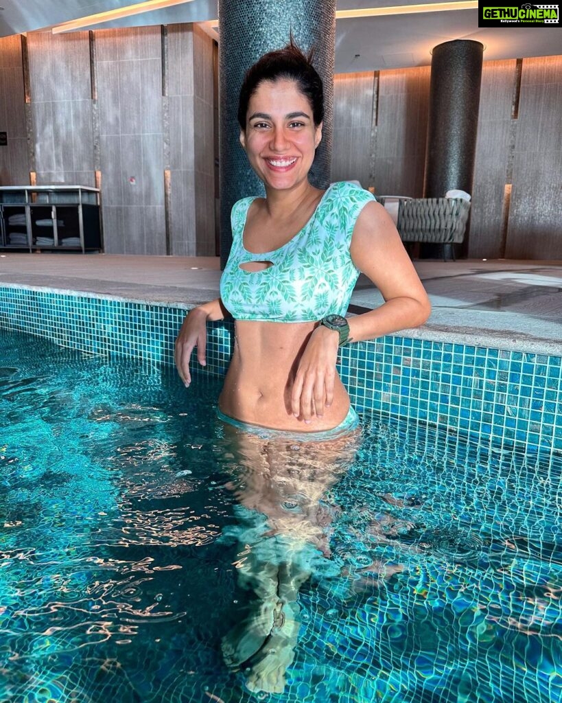 Shreya Dhanwanthary Instagram - Pool Day . @langhamgoldcoast @australia @destinationgoldcoast @queensland . Photographed by @manishamakwana18 ❤️ Surfers Paradise, Gold Coast