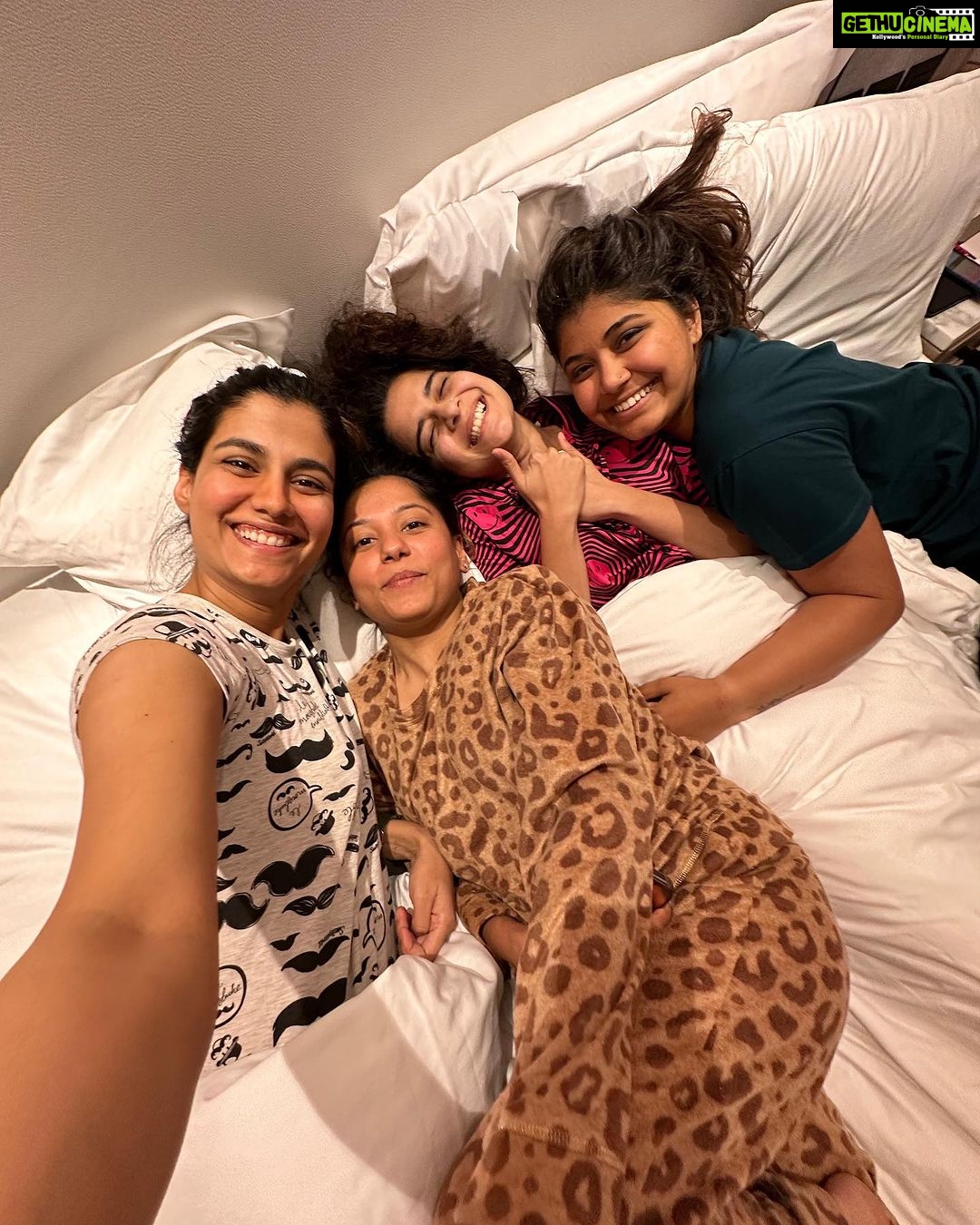 Shreya Dhanwanthary Instagram - Gold Coast-ing! . @australia @destinationgoldcoast @langhamgoldcoast @mipalkarofficial @manishamakwana18 @ayushi.20 @queensland @goldcoasthelitours Broadbeach, Queensland, Australia