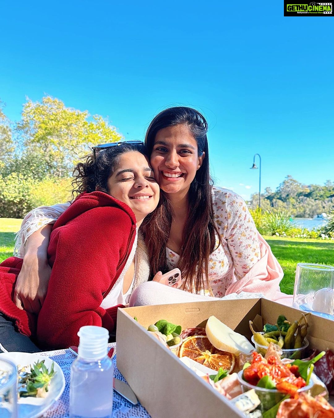 Shreya Dhanwanthary Instagram - Aussie Aussie Aussie, Oi Oi Oi! . @mipalkarofficial @manishamakwana18 @ayushi.20 @australia @visitbrisbane @queensland @crystalbrookvincent @fifawomensworldcup @fifa @vintagepicniccompany #visitbrisbane #brisbaneanyday