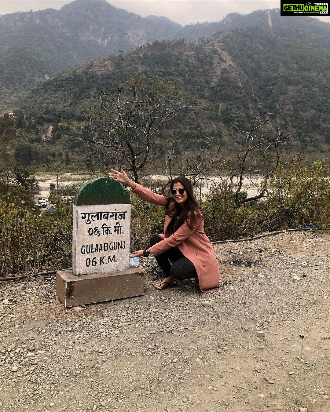 Shreya Dhanwanthary Instagram - When I set foot into Gulaabgunj . @rajanddk @netflix_in @rajkummar_rao @dqsalmaan @gouravadarsh @tjbhanu @gulshandevaiah78 @iamsumankumar @sumitaroraa @poojagor @vipin.sta @jogimallang @thisisnilesdivekar @iammanujsharma @goutamsharmaa191 @gouravsharmaa191 @tanishqchaudhary_ @krishrao_official @suhanisethi_ @araham.sawant @d2r_films @amanpant02 @manishamakwana18 #satishkaushik