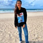 Shreya Dhanwanthary Instagram - Gold Coast-ing! . @australia @destinationgoldcoast @langhamgoldcoast @mipalkarofficial @manishamakwana18 @ayushi.20 @queensland @goldcoasthelitours Broadbeach, Queensland, Australia