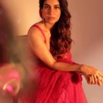 Shreya Dhanwanthary Instagram - Gulaab Loading… . For the Guns & Gulaabs premiere @netflix_in @rajanddk @d2r_films @iamsumankumar @manishamakwana18 #yummyamini . Photographed by @sjframes Styled by @bharati_kokane Hair & Makeup by @makeupnhairbyankita Wearing @sawangandhiofficial Jewels @akulyajewels @tsaraofficial