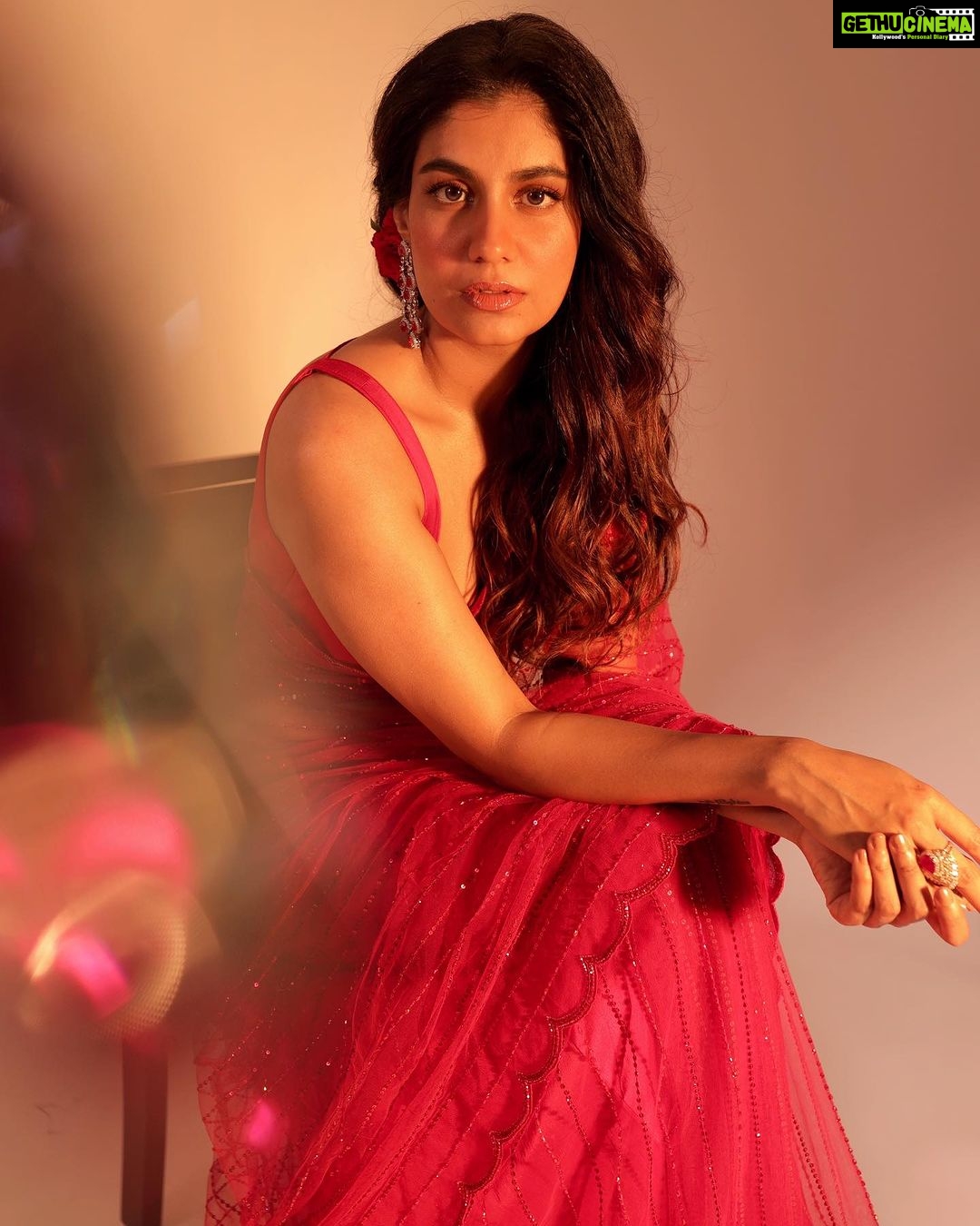 Shreya Dhanwanthary Instagram - Gulaab Loading… . For the Guns & Gulaabs premiere @netflix_in @rajanddk @d2r_films @iamsumankumar @manishamakwana18 #yummyamini . Photographed by @sjframes Styled by @bharati_kokane Hair & Makeup by @makeupnhairbyankita Wearing @sawangandhiofficial Jewels @akulyajewels @tsaraofficial