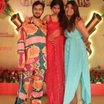 Shreya Dhanwanthary Instagram – Moments from the Guns & Gulaabs premiere
.
@rajanddk @netflix_in @rajkummar_rao @manishamakwana18 @vivek.daschaudhary @costumesbyneha @dqsalmaan @poojagor @shhyamalide @tjbhanu @mrfilmistaani @aritroruba @hindujasunny @drchitraselvan