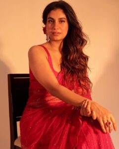 Shreya Dhanwanthary Instagram - Gulaab Loading… . For the Guns & Gulaabs premiere @netflix_in @rajanddk @d2r_films @iamsumankumar @manishamakwana18 #yummyamini . Photographed by @sjframes Styled by @bharati_kokane Hair & Makeup by @makeupnhairbyankita Wearing @sawangandhiofficial Jewels @akulyajewels @tsaraofficial