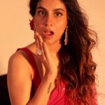 Shreya Dhanwanthary Instagram – Gulaab Loading…
.
For the Guns & Gulaabs premiere
@netflix_in @rajanddk @d2r_films @iamsumankumar @manishamakwana18  #yummyamini 
.
Photographed by @sjframes 

Styled by @bharati_kokane 

Hair & Makeup by @makeupnhairbyankita 

Wearing @sawangandhiofficial 
Jewels @akulyajewels @tsaraofficial