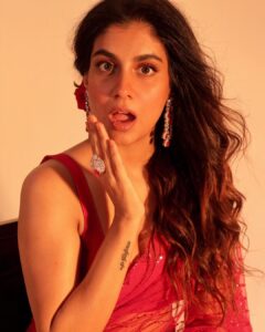Shreya Dhanwanthary Instagram - Gulaab Loading… . For the Guns & Gulaabs premiere @netflix_in @rajanddk @d2r_films @iamsumankumar @manishamakwana18 #yummyamini . Photographed by @sjframes Styled by @bharati_kokane Hair & Makeup by @makeupnhairbyankita Wearing @sawangandhiofficial Jewels @akulyajewels @tsaraofficial