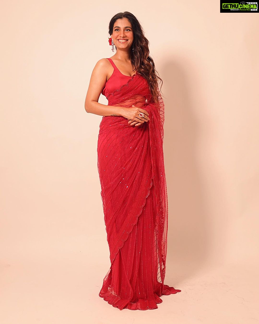 Shreya Dhanwanthary Instagram - Gulaab Loading… . For the Guns & Gulaabs premiere @netflix_in @rajanddk @d2r_films @iamsumankumar @manishamakwana18 #yummyamini . Photographed by @sjframes Styled by @bharati_kokane Hair & Makeup by @makeupnhairbyankita Wearing @sawangandhiofficial Jewels @akulyajewels @tsaraofficial
