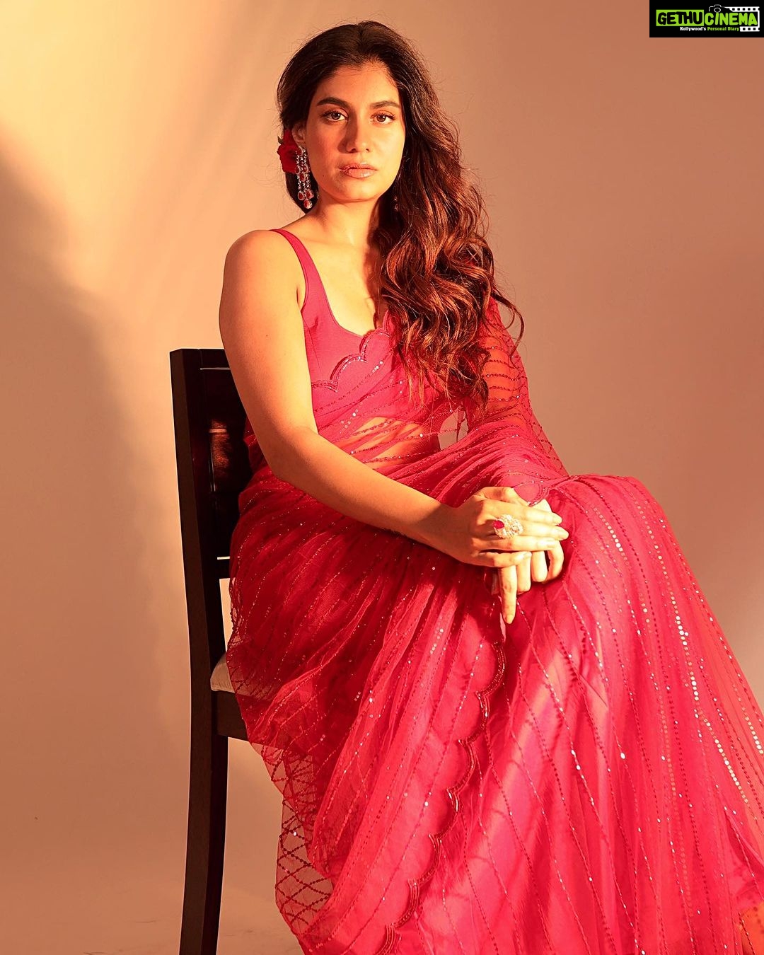 Shreya Dhanwanthary Instagram - Gulaab Loading… . For the Guns & Gulaabs premiere @netflix_in @rajanddk @d2r_films @iamsumankumar @manishamakwana18 #yummyamini . Photographed by @sjframes Styled by @bharati_kokane Hair & Makeup by @makeupnhairbyankita Wearing @sawangandhiofficial Jewels @akulyajewels @tsaraofficial