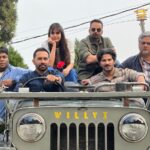 Shreya Dhanwanthary Instagram – The OG Guns with their Gun & Gulaab
.
@rajanddk @d2r_films @netflix_in @iamsumankumar @dqsalmaan @vivek.daschaudhary @costumesbyneha @manishamakwana18 #yummyamini