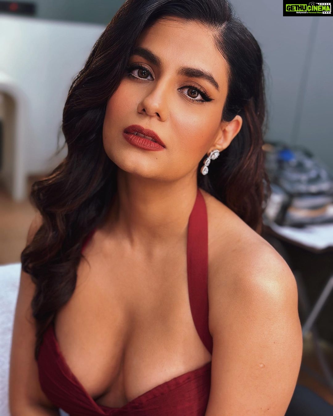 Shreya Dhanwanthary - 123.1K Likes - एक गुलाबी शाम with #yummyamini
.
@rajanddk @d2r_films @netflix_in @costumesbyneha @taskeen_c @jyoti.mandre_makeover @bazziinngaaa