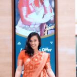 Siri Hanumanth Instagram – Mana Fav #ChennaiShoppingMall lo Kothaga Silver Jewellery ni prarambiincharu..

Market lone athi thakkuva prices tho Jewellery ni manaki andinchadam tho paatu.. 70% varaku buy back ni isthunnaru..

Naku nachina Silver jewellery ni sotham chesukodsniki nenu chennai shopping mall ki vachanu. Meru kuda vacheyandi.
@thechennaisilverjewellery 
contact no : 8965888444
.
.
Brand Managed by @strikersinsta 
.
.
Saree by @pari.designers_
Makeup nd hair : @chetanamakeovers