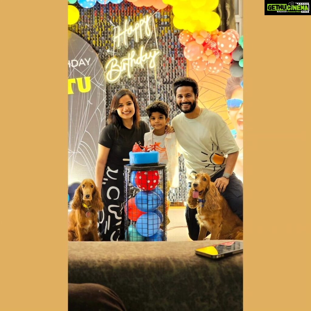 Siri Hanumanth Instagram - The Happiness In One Frame 😎 . 👌 Decor by @thewishtree_surprisingpeople . Thank u @cakesnhugs for the Delicious Cake 😋