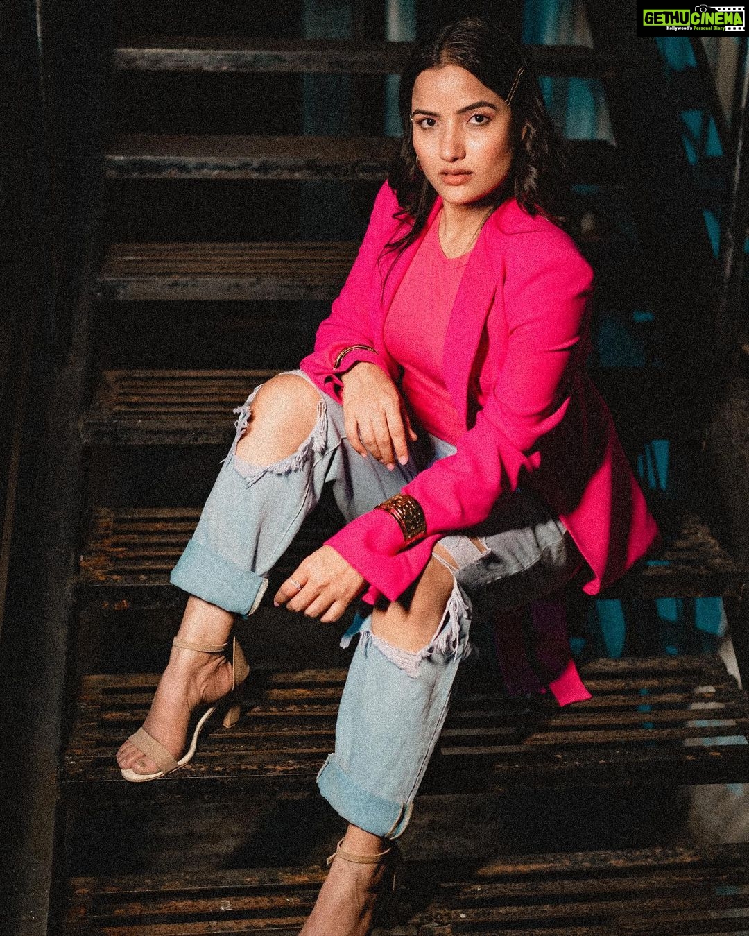 Siri Hanumanth Instagram - Dont just exist , live !! . . Wearing @zara Stylist @greeshma_krishna.k 📸 @chandu___7_