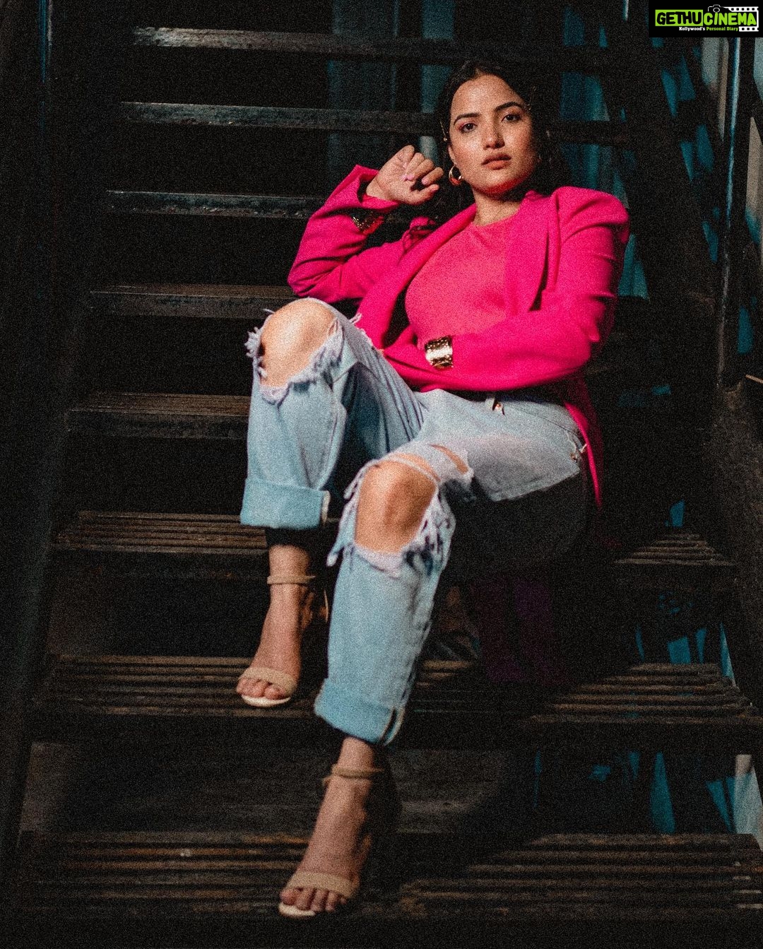 Siri Hanumanth Instagram - Dont just exist , live !! . . Wearing @zara Stylist @greeshma_krishna.k 📸 @chandu___7_
