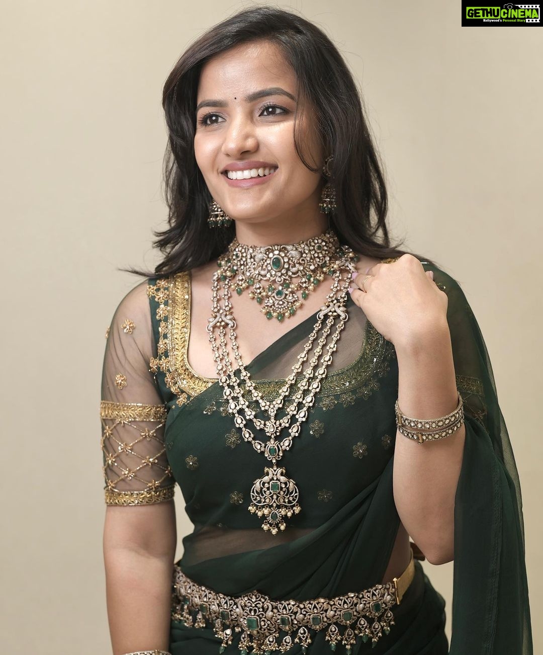 Siri Hanumanth Instagram - Our elegant diva @sirihanmanth in our exclusive victorian pieces crafted by the finest karigars in India. The finish, polish and quality are unmatchable. Grand inauguration of our 2nd store in Punjagutta on 13th May by our beautiful Shriya Saran at 10am. Don’t miss out our inaugural offers. ✨Inaugural Offer✨ ⭐️ Buy with 1,00,000 and get a 2 gram coin free ⭐️ Buy with 50,000 and get 1 gram gold coin free ⭐️ Buy with 25,000 and get 1/2 gram gold coin free