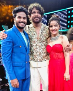 Siri Hanumanth Instagram - Meeting you after sooo long was a total bliss Nag Sir ❤️ We were so delighted to have that special moment of receiving something which is going to be revealed very soon.. 
.
.
Wearing : @indusuresh_p 
@sri_srustika_clothing 
Styling : @greeshma_krishna.k 
Jewellery: @emmadi_silver_jewellery