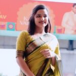 Siri Hanumanth Instagram - #ChennaiShoppingMall peru chepthe prathi okari nota mi illu bangaram kaanu ane mate vinipisthundhi. endhukante mana chennai shopping mall lo sravana masam offers varsham kurusthundhi gold ornaments VA paina flat 50% off isthunnaru. Anthe kakunda diamond karat kevalam 56000 ke manaki andinchadam tho paatu market lone athi thakkuva making charges ki istunnaru. Ika ee sep 2nd mana khammam lone athi pedha showroom ni pramuka cinee tharalachethula medhaga gana prararambam chesthunnaru.. Inkanehduku alasyaam ventante chennai shopping mall ni vichesi ee adbuthamaian offers ni mi sontham chesukondi... @thechennaijewellersofficial . . . Brand Managed By @strikersinsta