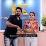 Siri Hanumanth Instagram - This is the most fun filled body contouring session we ever witnessed... @imshrihan all credits to you. Thank you @sirihanmanth for always trusting us with you skin care needs.. Experience 15000 crunches in 15 minutes withour state of art technology at our hkclinic & get in shape.. Also our famous skin brigthening sessions help you achieve healthy bright skin . Coming to pricing .. treatment varies from individual to individual and protocol is designed only after doctors consultation during which we check various factors like height,weight ,BMI , health conditions .. for approx pricing details regarding treatments kindly call us at 9052339052. #hkpermanentmakeup #sirihanmanth #srihan #skincare