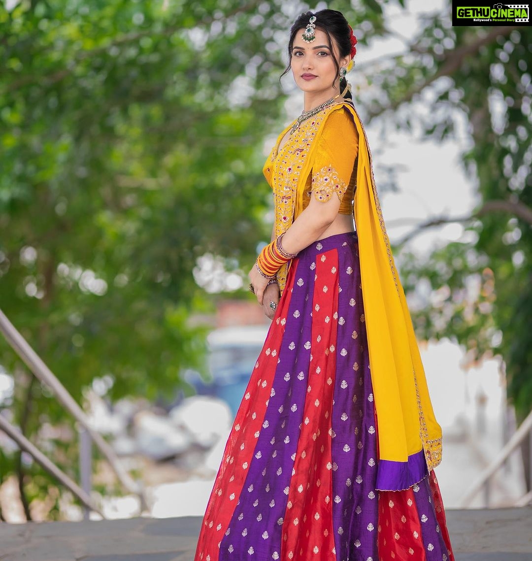 Siri Hanumanth Instagram - Make it simple but significant !! . . Outfit : @labelnurvi Stylist : @greeshma_krishna.k Jewellery : @emmadi_silver_jewellery Photographer : @manoj_gangula Makeup : @vj_beauty_makeup Hair styling : @thisisrupakiran