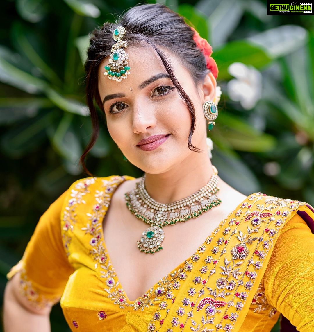 Siri Hanumanth Instagram - Make it simple but significant !! . . Outfit : @labelnurvi Stylist : @greeshma_krishna.k Jewellery : @emmadi_silver_jewellery Photographer : @manoj_gangula Makeup : @vj_beauty_makeup Hair styling : @thisisrupakiran