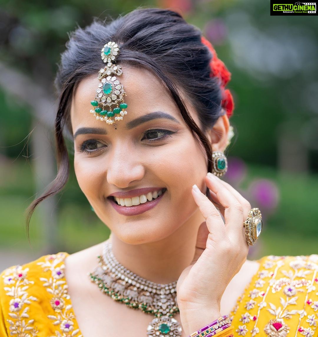 Siri Hanumanth Instagram - Make it simple but significant !! . . Outfit : @labelnurvi Stylist : @greeshma_krishna.k Jewellery : @emmadi_silver_jewellery Photographer : @manoj_gangula Makeup : @vj_beauty_makeup Hair styling : @thisisrupakiran