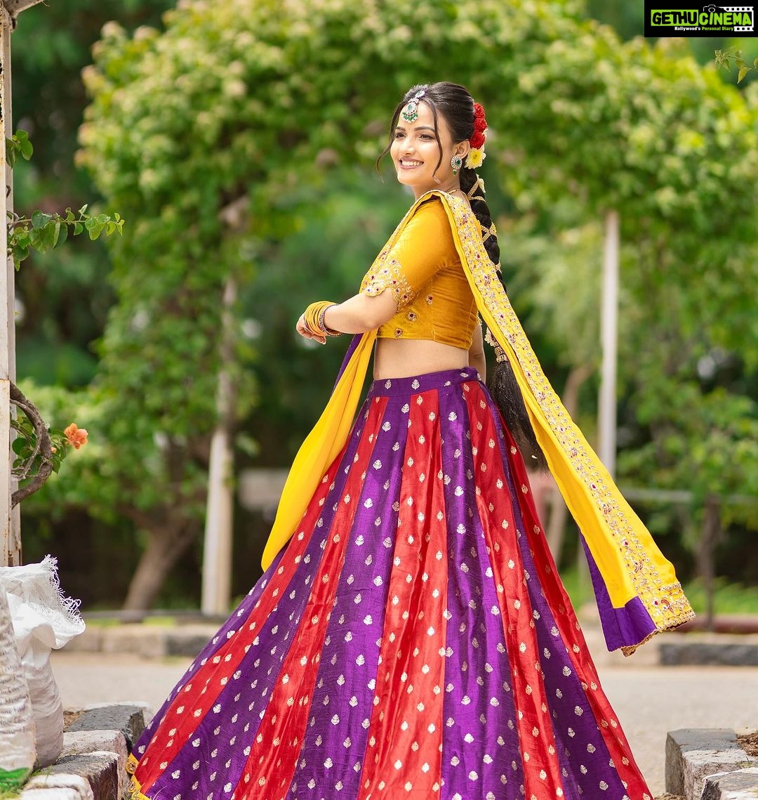 Siri Hanumanth Instagram - Make it simple but significant !! . . Outfit : @labelnurvi Stylist : @greeshma_krishna.k Jewellery : @emmadi_silver_jewellery Photographer : @manoj_gangula Makeup : @vj_beauty_makeup Hair styling : @thisisrupakiran