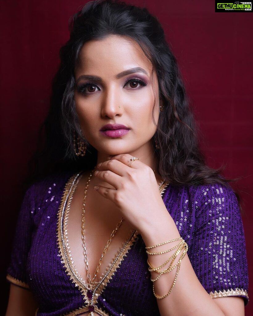 Siri Hanumanth Instagram - Stay lit 🔥 . . Makeup, hair , nails and styling : @emraanartistry Outfit : @maramsclothing_official Jewellery : @aditi_collection 📸 @valmikiramuphotography