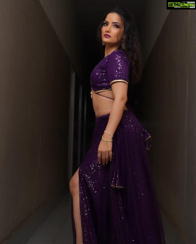 Siri Hanumanth Instagram - Stay lit 🔥 . . Makeup, hair , nails and styling : @emraanartistry Outfit : @maramsclothing_official Jewellery : @aditi_collection 📸 @valmikiramuphotography