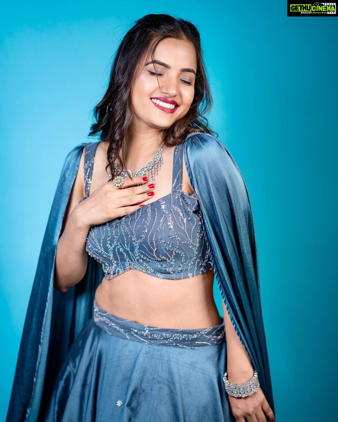 Siri Hanumanth Instagram - Wearing : @thefrillsandbows Stylist : @greeshma_krishna.k Jewellery : @karnikajewelshyd 📸 : @rollingcaptures