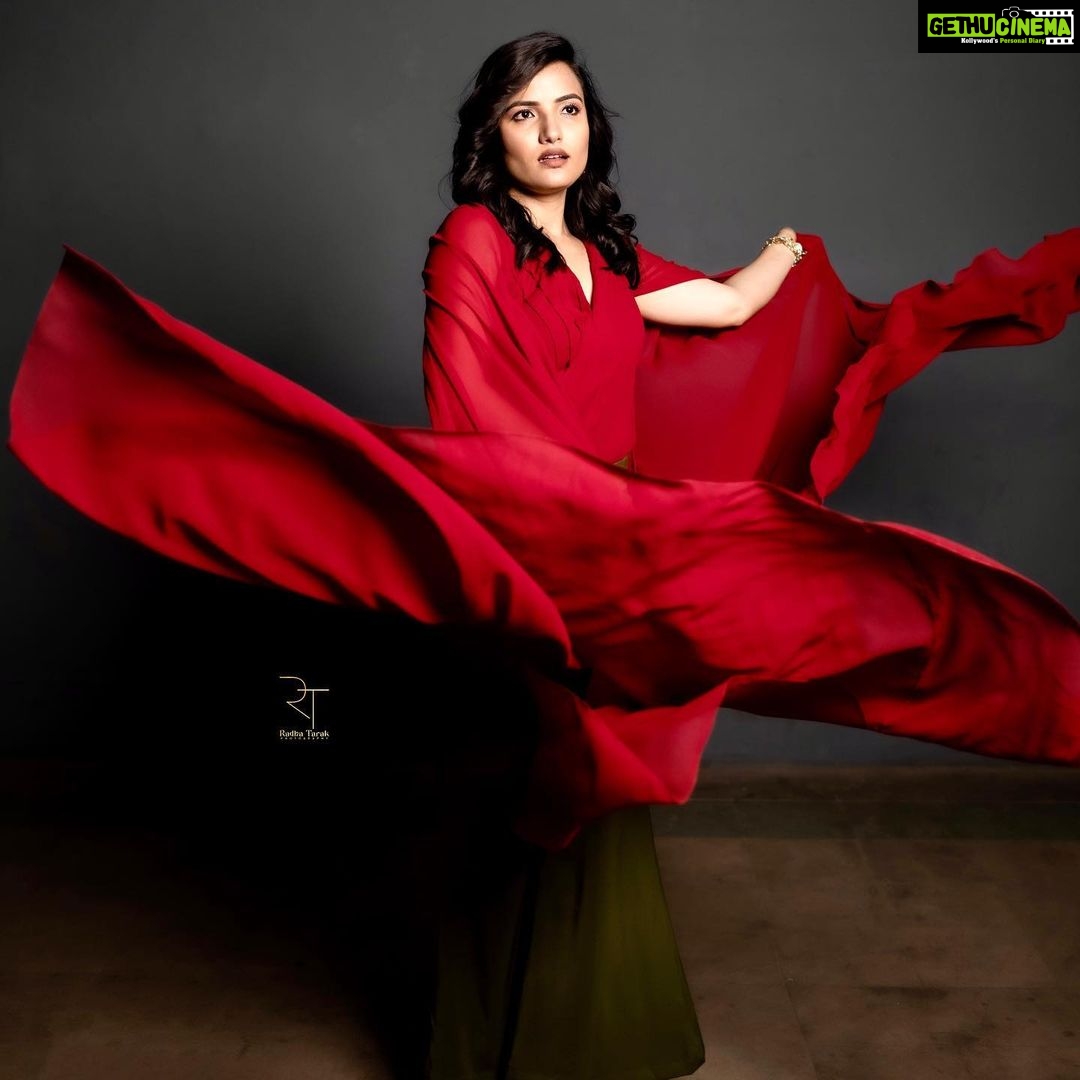 Siri Hanumanth Instagram - You do not just wakeup and become the butterfly!! Growth is a process ❤️ . . Wearing @gummadidalashashi.label Stylist @greeshma_krishna.k 🎥 @rt__photography_rt