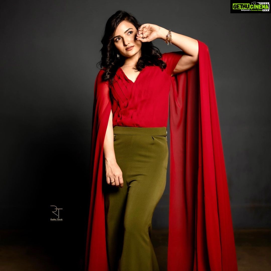 Siri Hanumanth Instagram - You do not just wakeup and become the butterfly!! Growth is a process ❤️ . . Wearing @gummadidalashashi.label Stylist @greeshma_krishna.k 🎥 @rt__photography_rt