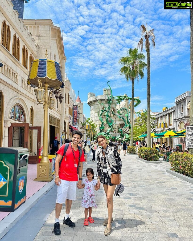 Smriti Khanna Instagram - Planned a trip to the Universal studios and reached 25 years later 🤪🙈 Not sure about Anayka but I was definitely living my childhood dream! Thank you @visit_singapore for having us! Wearing @label_deepikanagpal Universal Studios Singapore