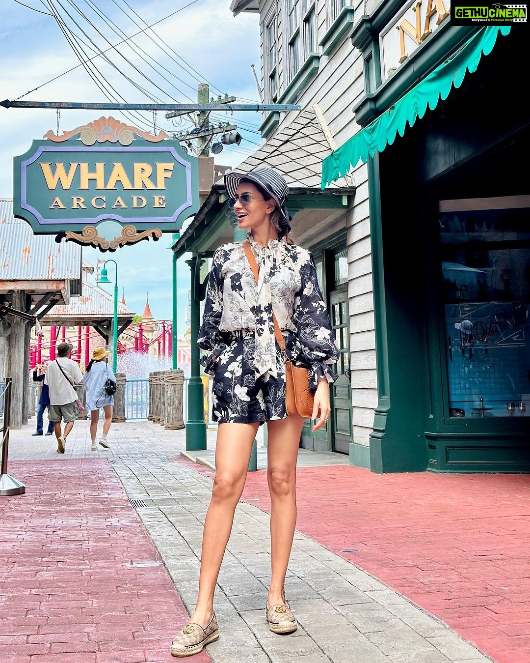 Smriti Khanna Instagram - Planned a trip to the Universal studios and reached 25 years later 🤪🙈 Not sure about Anayka but I was definitely living my childhood dream! Thank you @visit_singapore for having us! Wearing @label_deepikanagpal Universal Studios Singapore