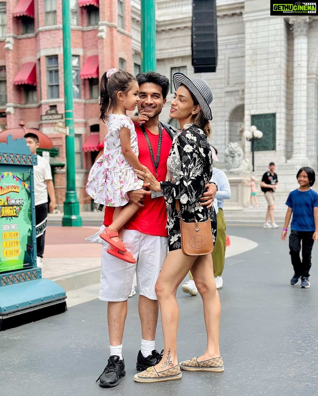 Smriti Khanna Instagram - Planned a trip to the Universal studios and reached 25 years later 🤪🙈 Not sure about Anayka but I was definitely living my childhood dream! Thank you @visit_singapore for having us! Wearing @label_deepikanagpal Universal Studios Singapore