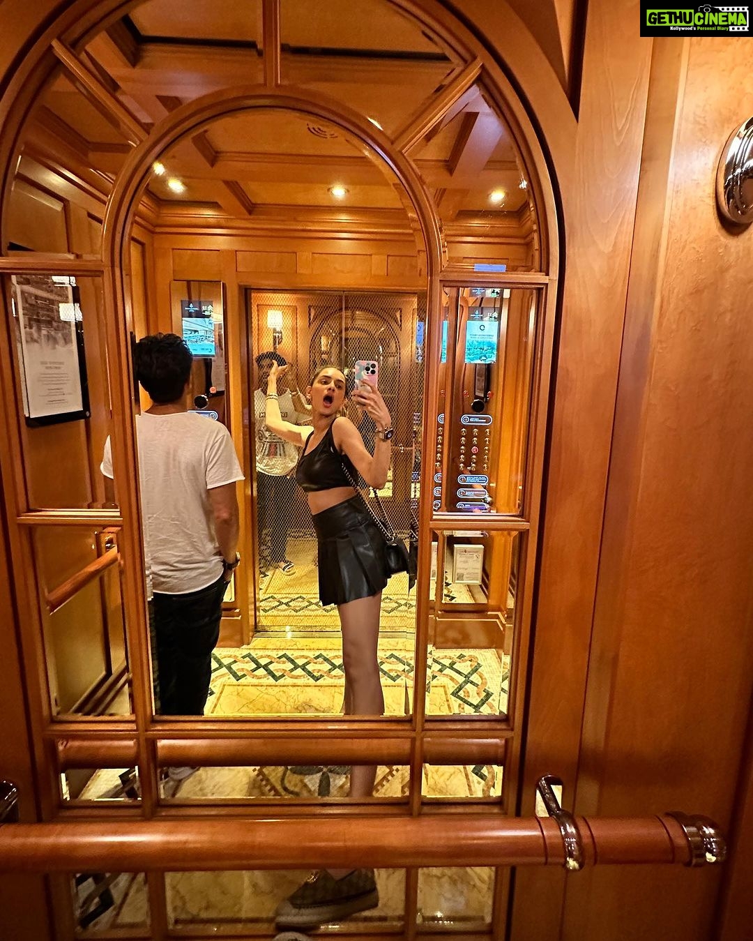 Smriti Khanna Instagram - Before After and everything in between #DateNight Four Seasons Hotel Singapore